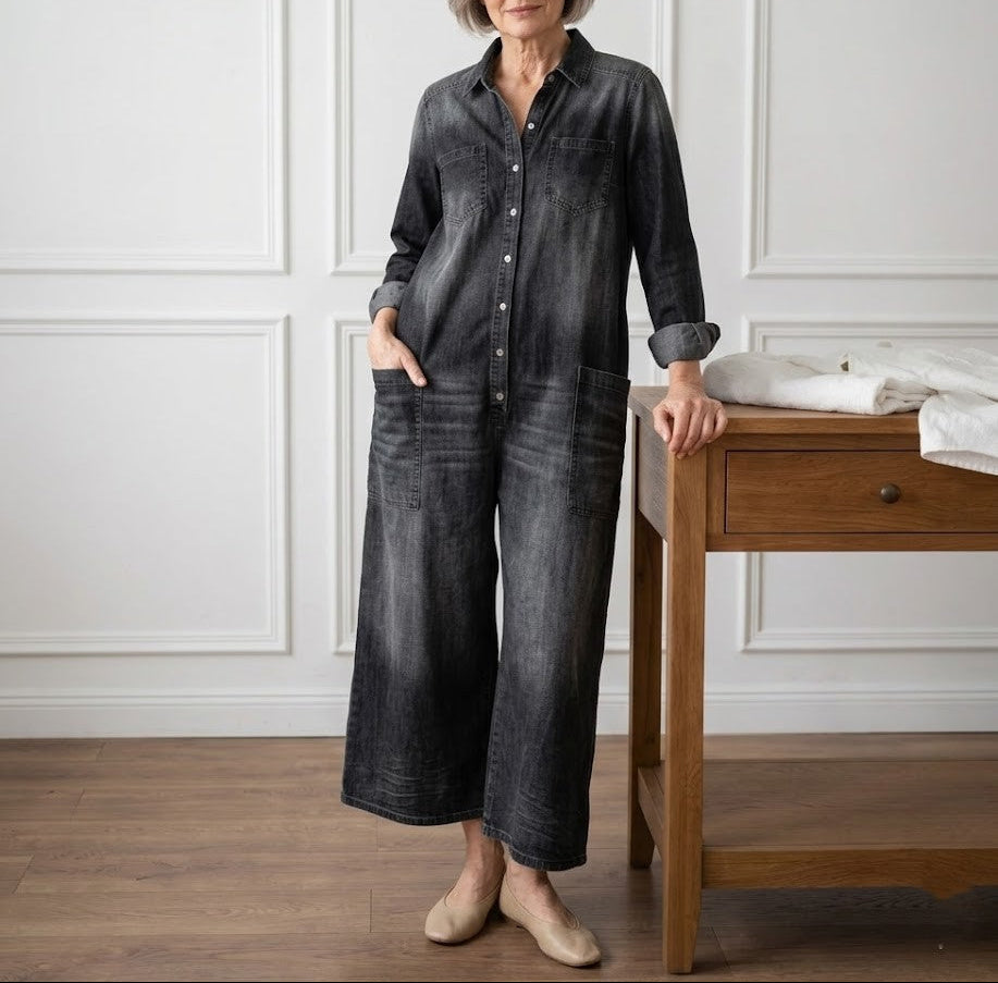 Salopette en denim vintage Danoir Paris, en coton lavé avec fermeture à boutons, portée avec un look décontracté.