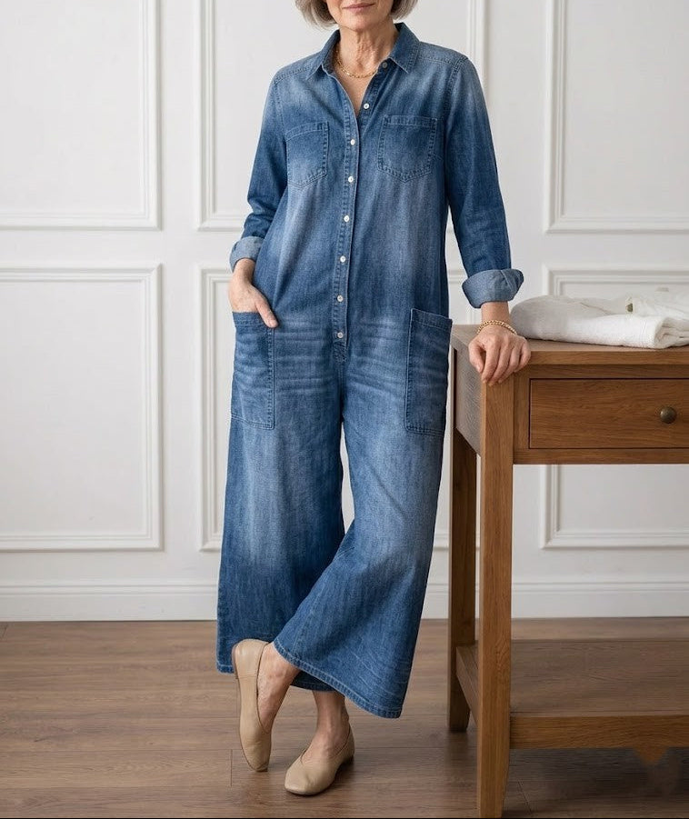 Salopette en denim vintage Danoir Paris, en coton lavé avec fermeture à boutons, portée décontractée et élégante.