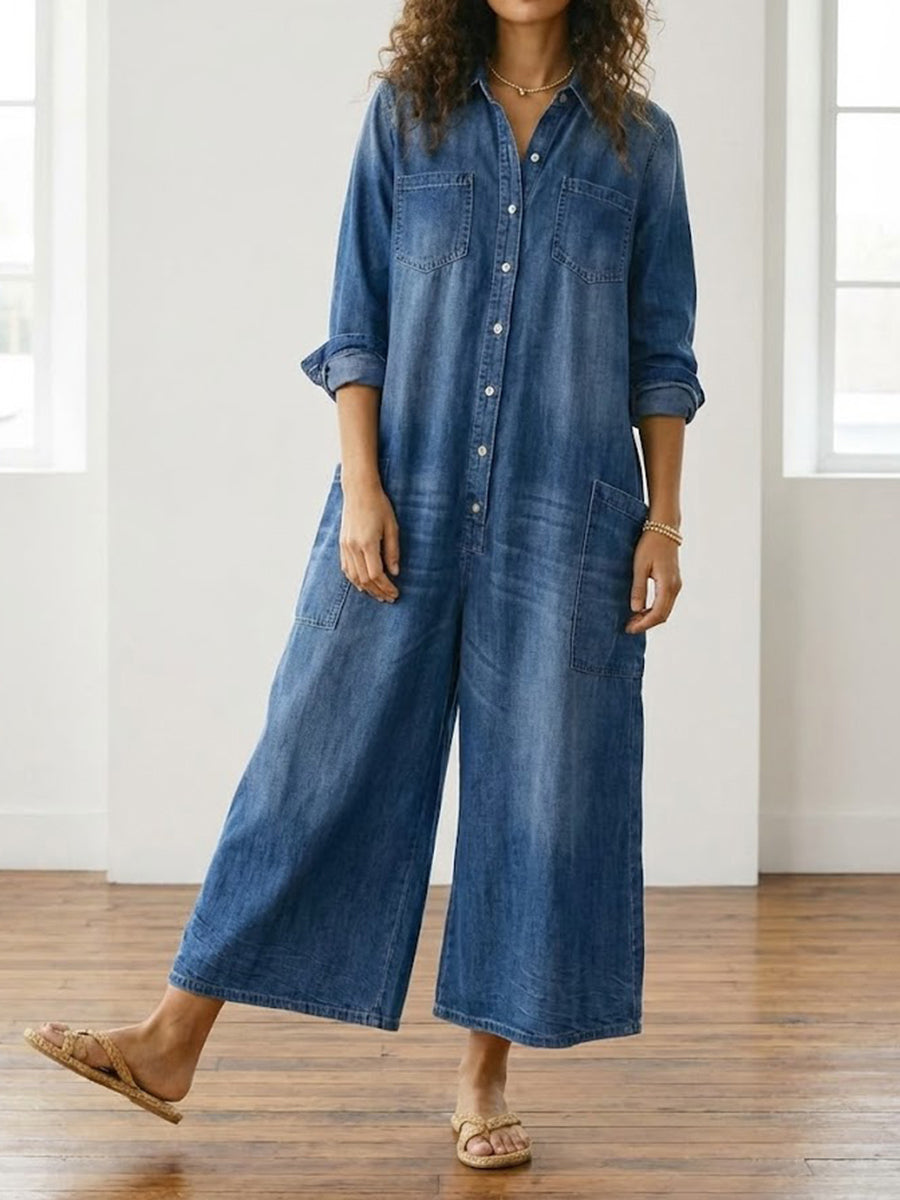Salopette en denim vintage Danoir Paris en coton lavé avec fermeture à boutons, portée dans une image illustrative.