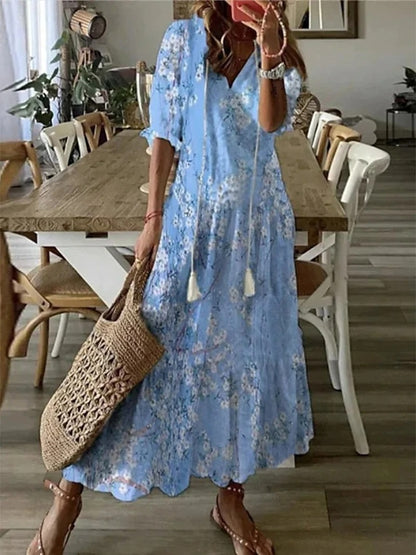 Robe bohémienne légère Dianna de Danoir Paris en tissu bleu avec motifs fluides et manches courtes, vue de face.