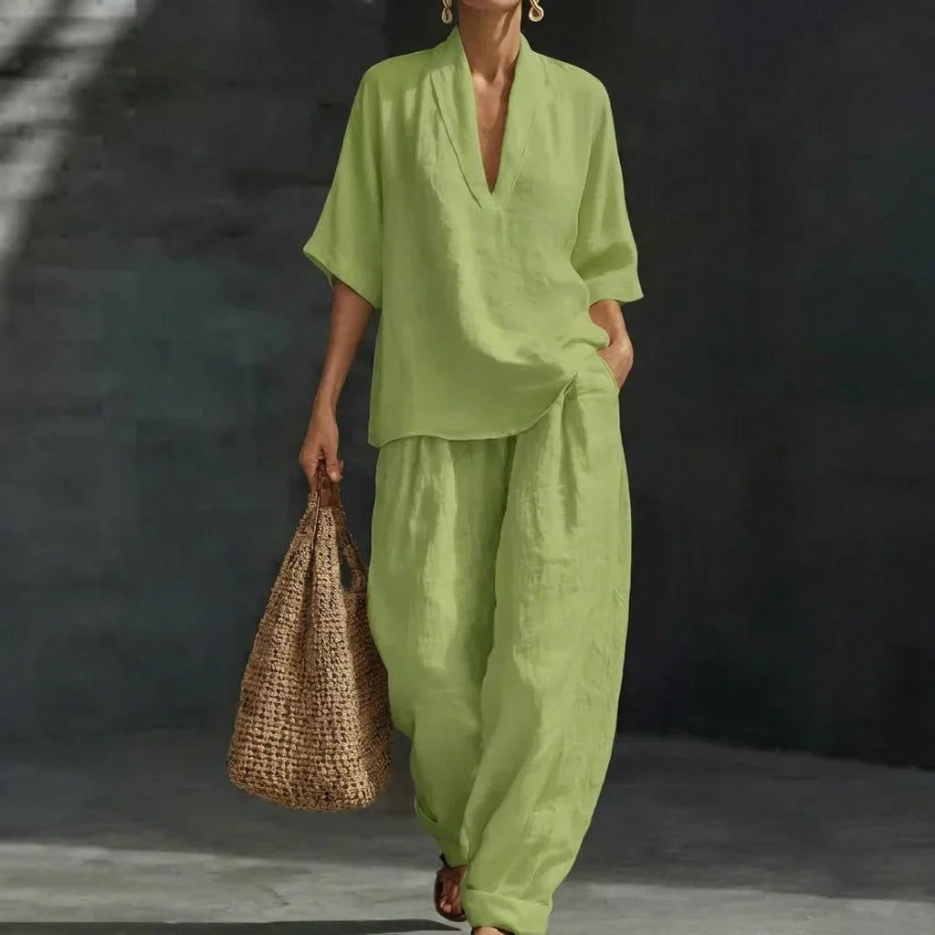 Ensemble deux pièces pour femme Dolorès de Danoir Paris, vêtement bleu avec top et pantalon élégants, portée décontractée.