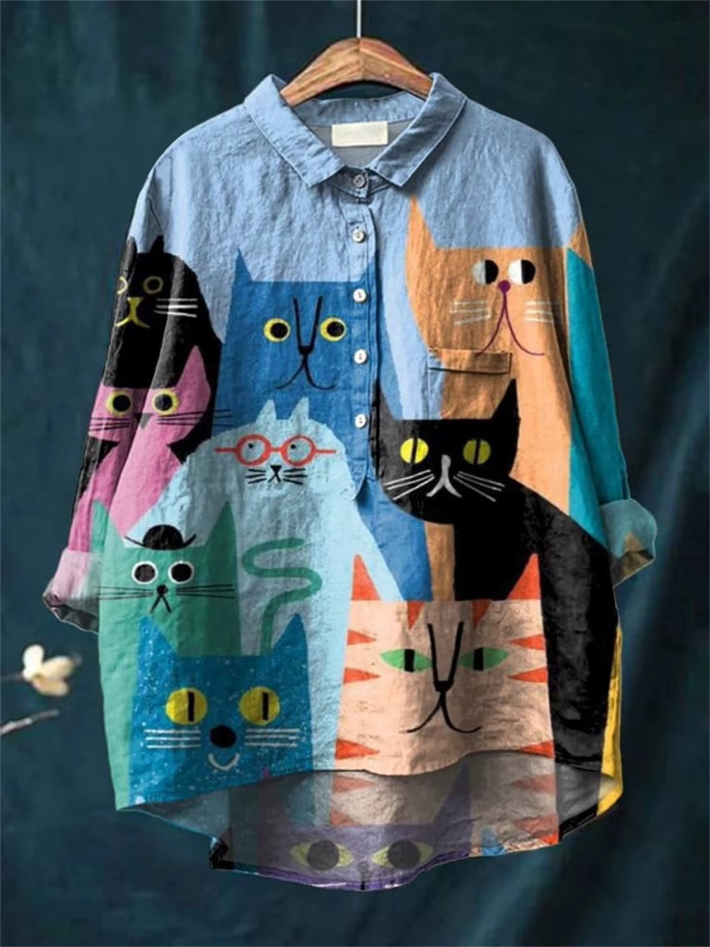 Blouse Elara Danoir Paris avec motif de chats et chiens, en tissu bleu, portée décontractée et élégante.