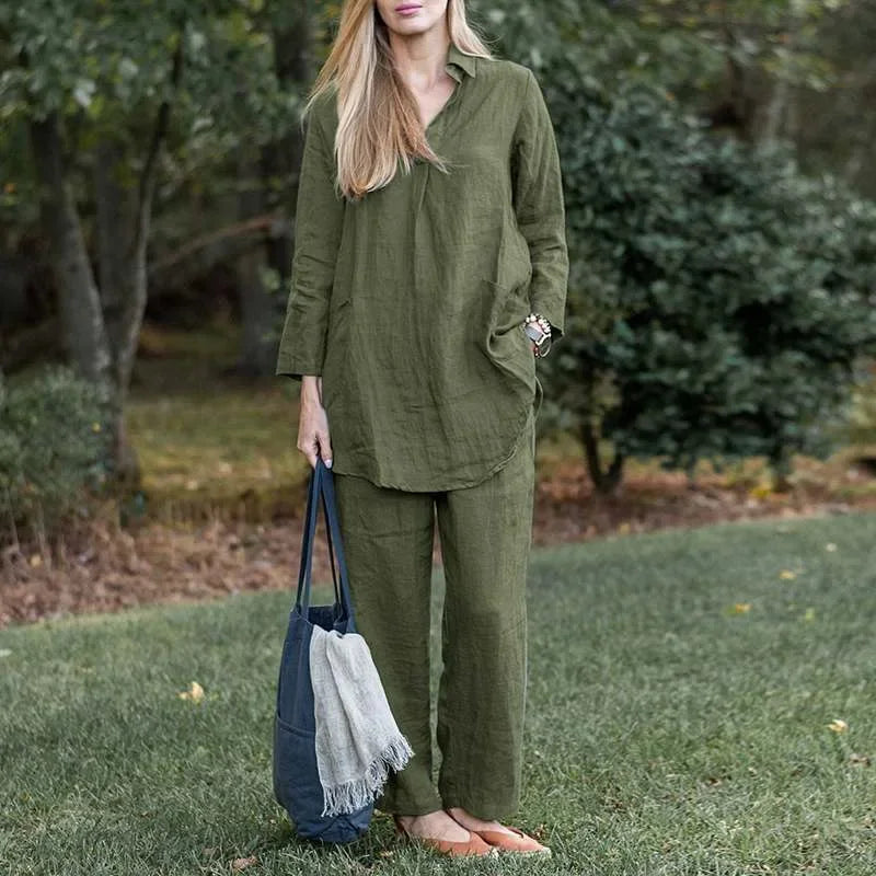 Ensemble Ella de Danoir Paris en tissu bleu chic et confortable, porté par un mannequin dans une pose élégante.