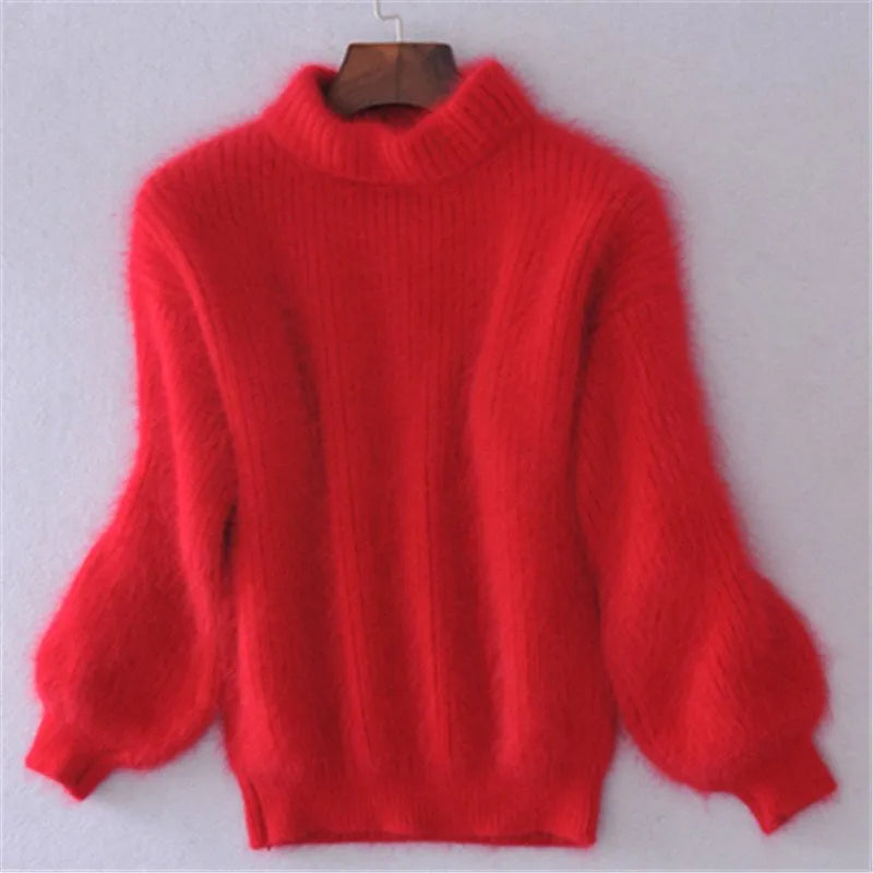 Pull roulé élégant froid Jessica de Danoir Paris en bleu, tissu chaud et confortable, porté en mode décontracté chic.