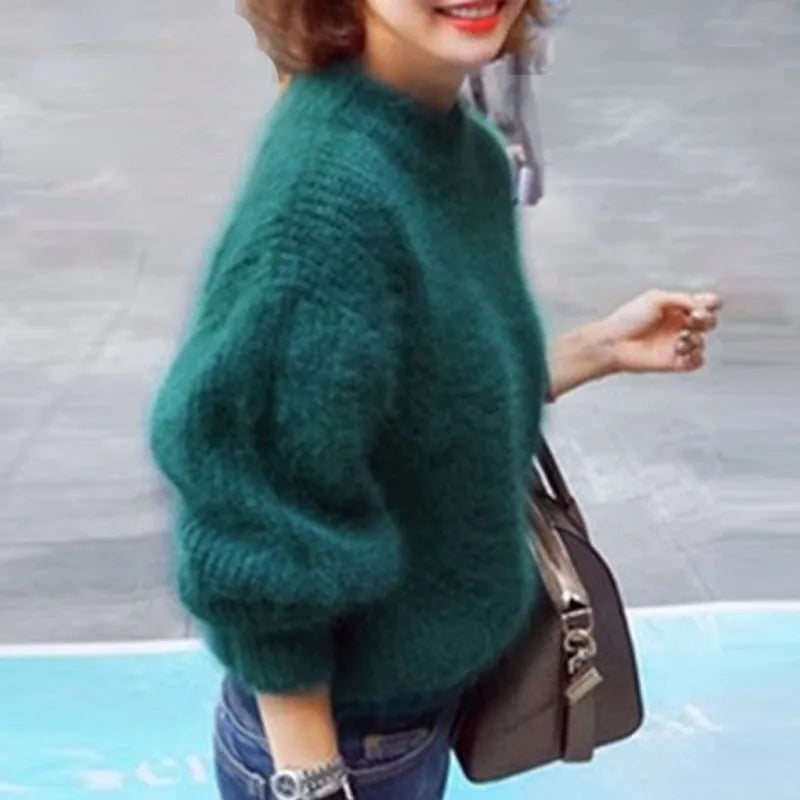 Pull roulé bleu Jessica de Danoir Paris, élégant et chaud, porté en intérieur, avec col roulé et finition soignée.