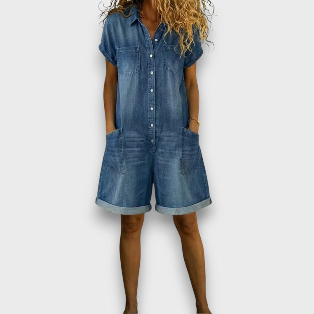 Salopette courte vintage en denim en coton Joan de Danoir Paris, avec détails en denim bleu et coupe élégante.