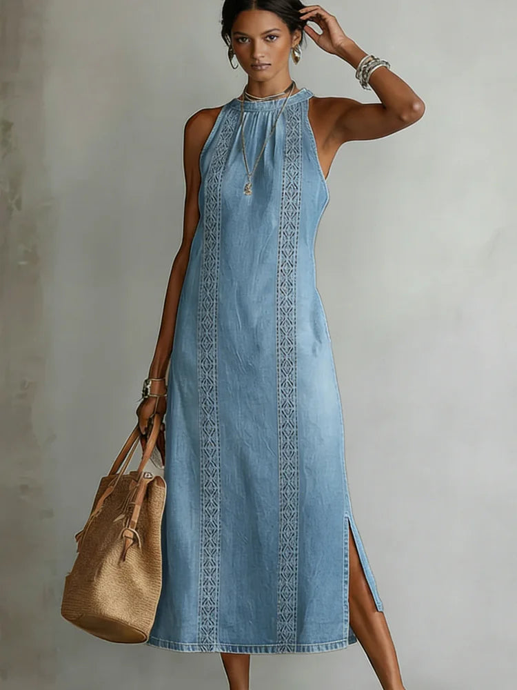 Robe en jean Julia Danoir Paris avec détails en dentelle vintage, courte, bleu foncé, mode élégante et décontractée.