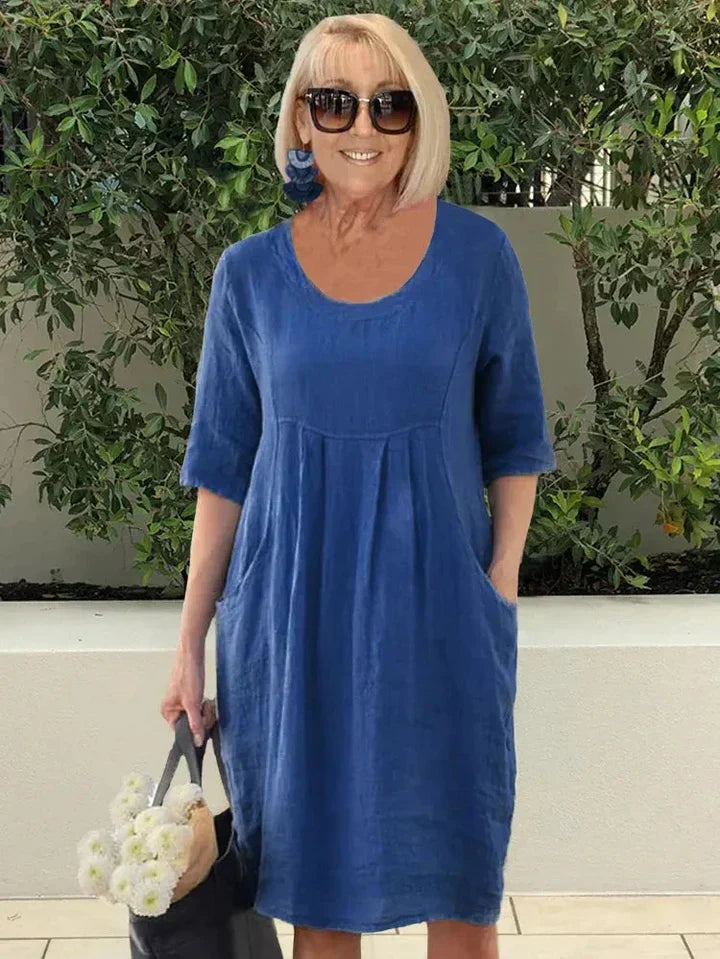 Robe aérée élégante Kari de Danoir Paris en tissu bleu léger, vue de face avec détails doux et sophistiqués.