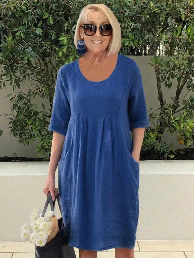 Robe d'été Danoir Paris Lisa bleue avec poches, légère et confortable, portée sur un fond neutre.