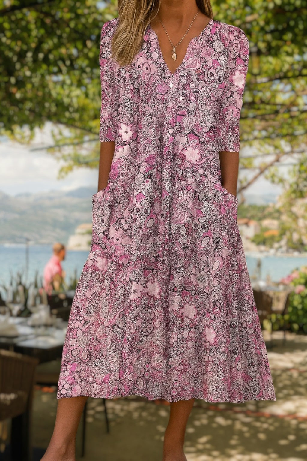 Robe décontractée élégante Lucille de Danoir Paris en tissu bleu, portée avec détails sophistiqués, vue de face.