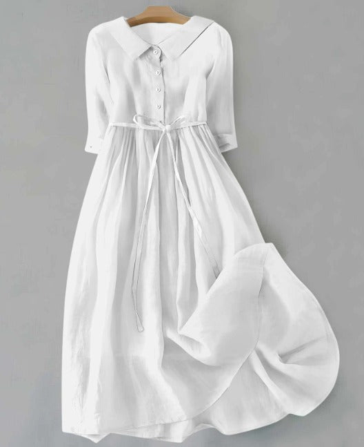 Robe élégante bleu Danoir Paris, manches courtes avec lacets à la taille, tissu fluide et sophistiqué.