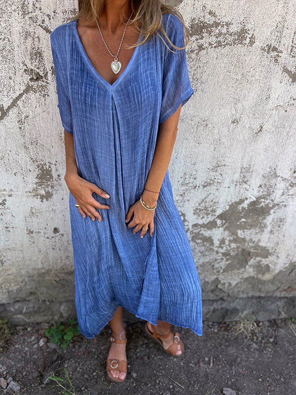 Robe écologique Malaga de Danoir Paris en tissu bleu, coupe élégante et moderne, portée avec accessoires.