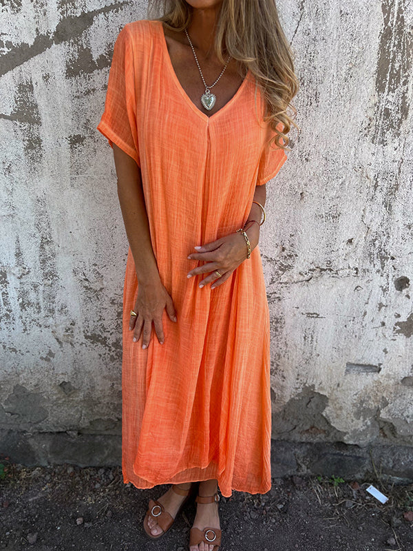Robe écologique Malaga de Danoir Paris en tissu bleu, élégante, ajustée, avec détails sophistiqués, portée sur mannequin.