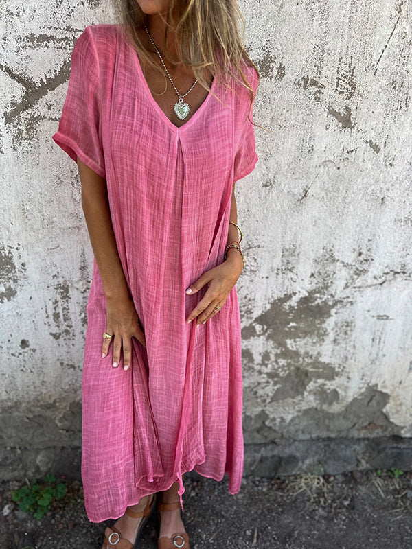 Robe écologique Danoir Paris Malaga en tissu bleu élégante, longueur mi-mollet, style chic et moderne, portée avec accessoires.