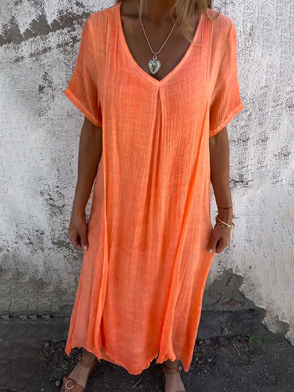 Robe écologique Danoir Paris Malaga bleue, élégante et fluide, portée dans un style chic et moderne.