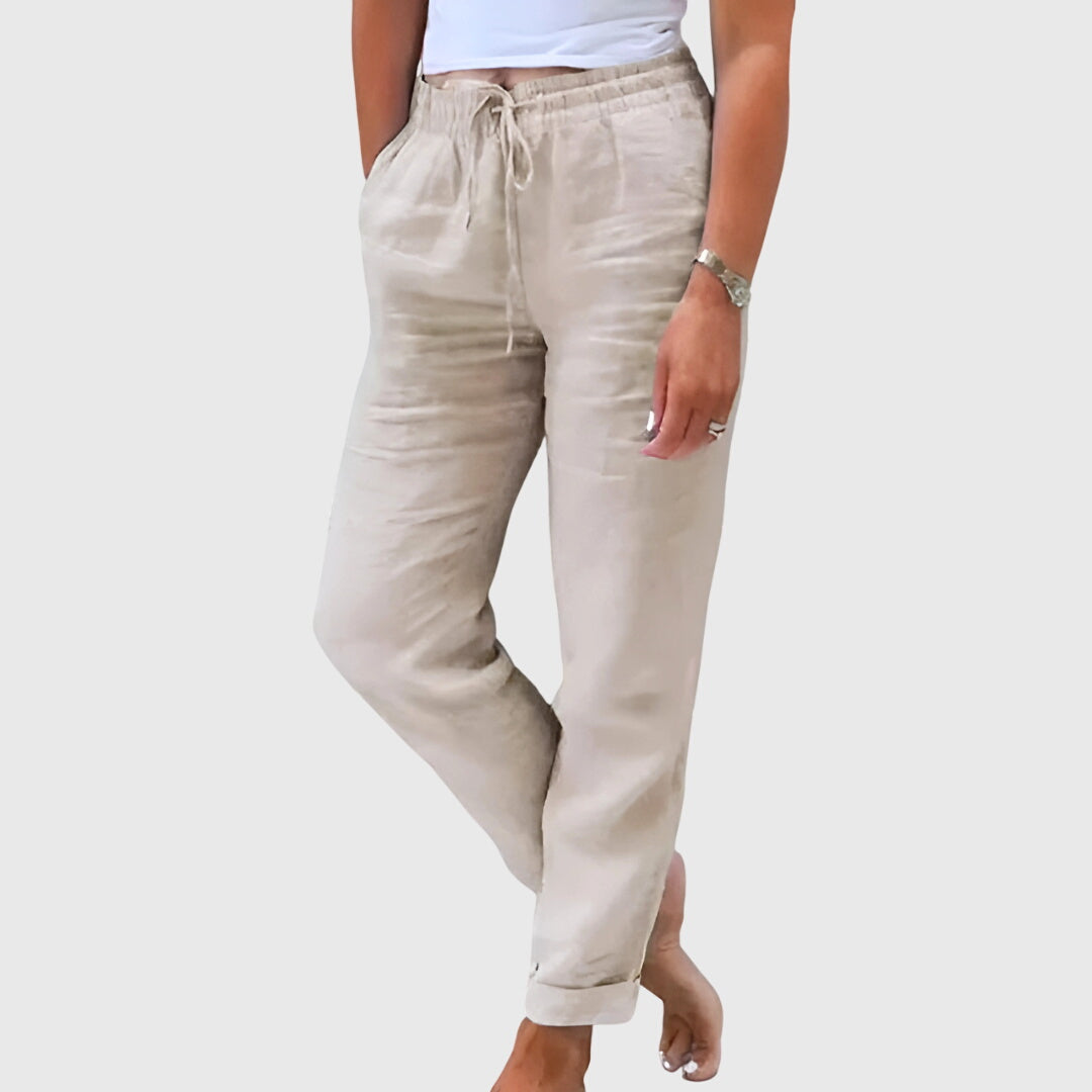 Pantalons élégants pour femmes Margaret™ de Danoir Paris en tissu bleu, taille S, portée sur un modèle.
