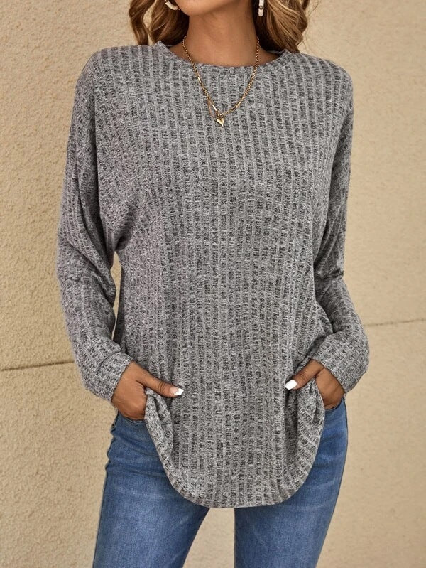 Pull chic intemporel Melanie de Danoir Paris en bleu, vue de face avec col rond et manches longues.