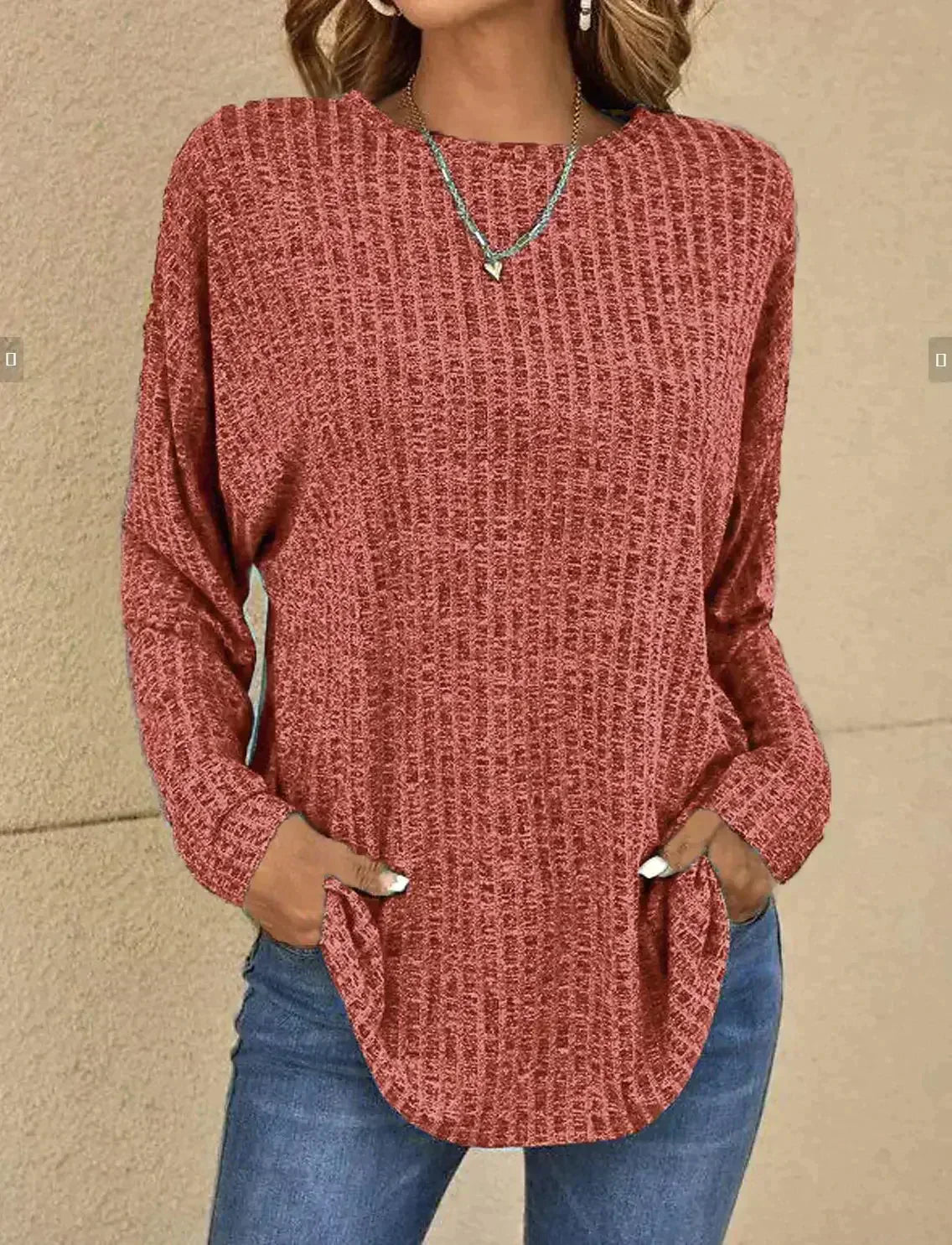 Pull femme Danoir Paris Melanie en bleu, chic et intemporel, avec col rond et manches longues, porté sur un fond neutre.