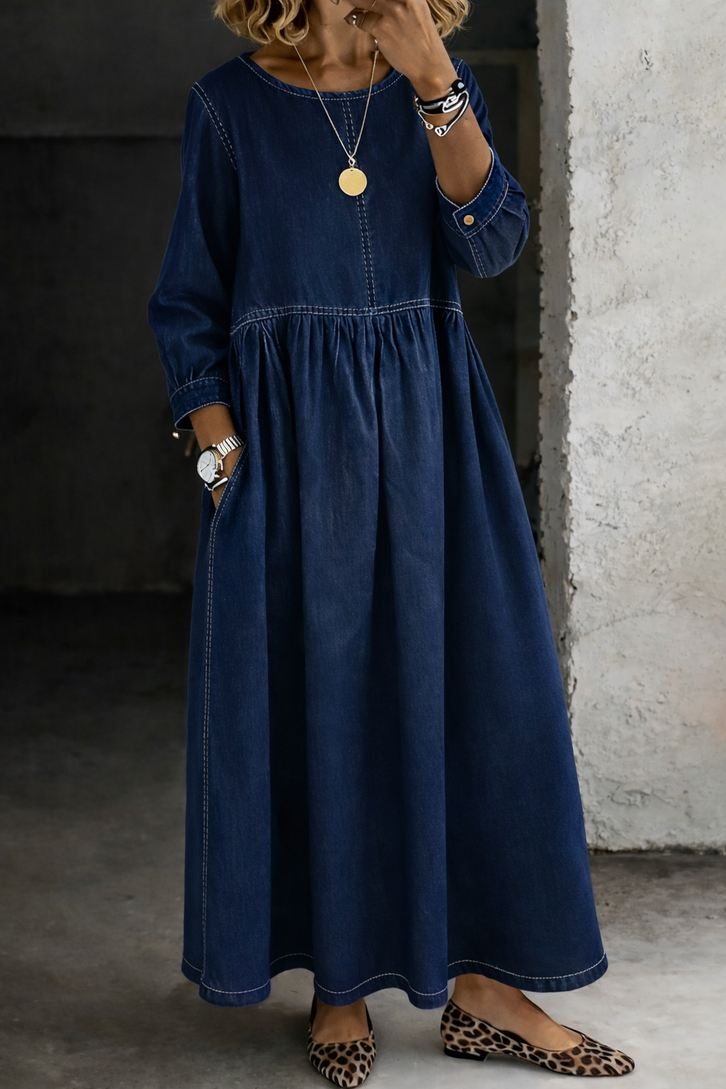 Robe en denim Melissa Danoir Paris avec col rond et manches longues, portée, vue de face sur mannequin.