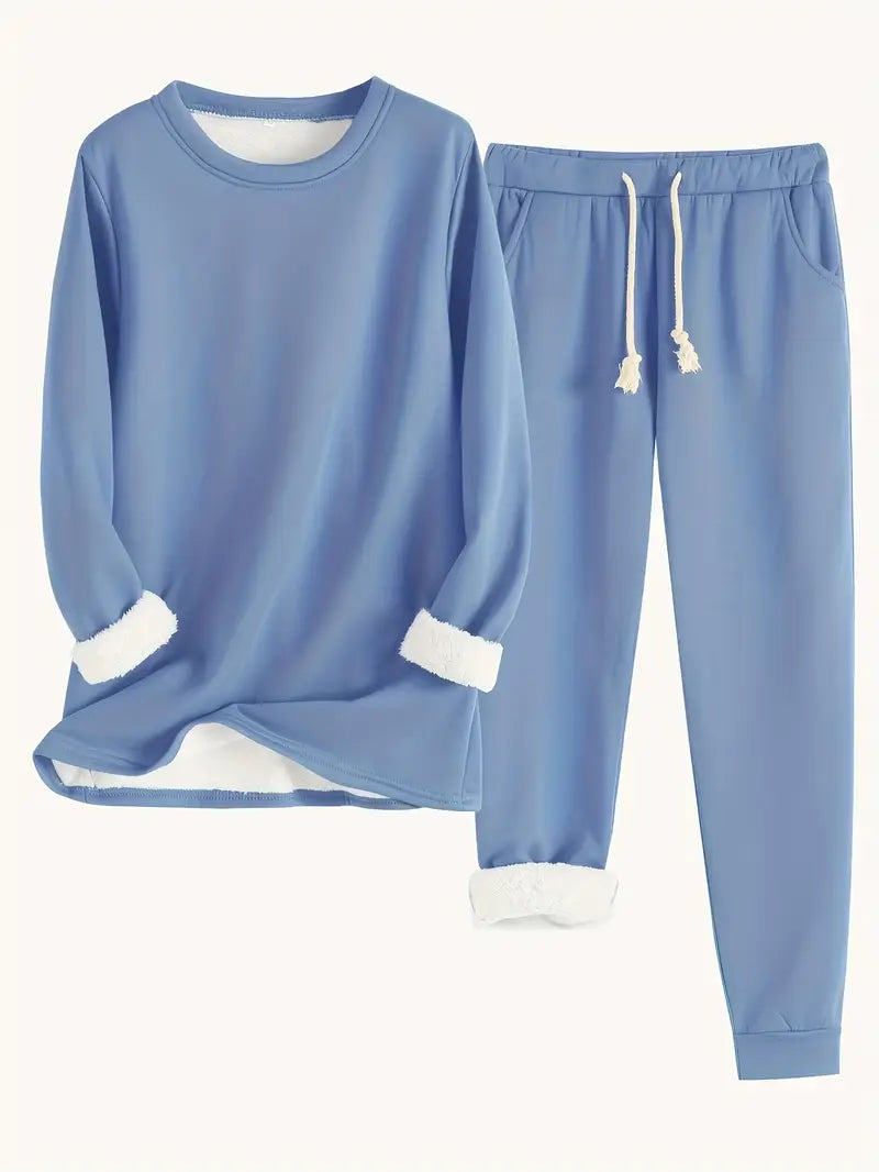 Ensemble loungewear chic Rebecca de Danoir Paris, costume en bleu confort et élégance, porté sur mannequin.