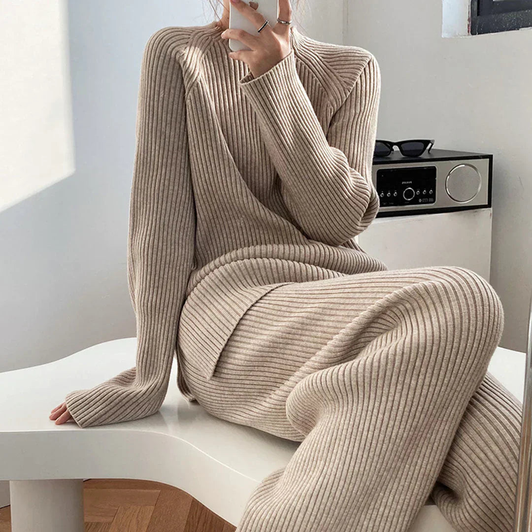 Ensemble de détente chic Roxane de Danoir Paris en tissu bleu élégant, idéal pour lounging confortable.