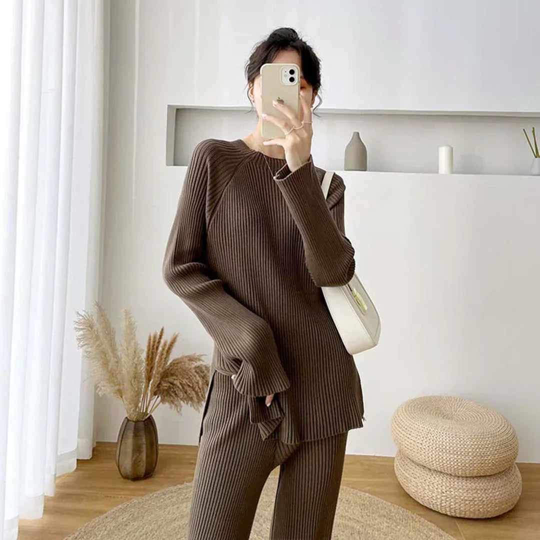 Ensemble de détente chic Roxane de Danoir Paris, en tissu bleu, avec chemise et pantalon confortables.