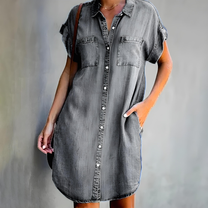 Robe classique élégante Siena de Danoir Paris en tissu bleu, avec coupe fluide et détails sophistiqués.