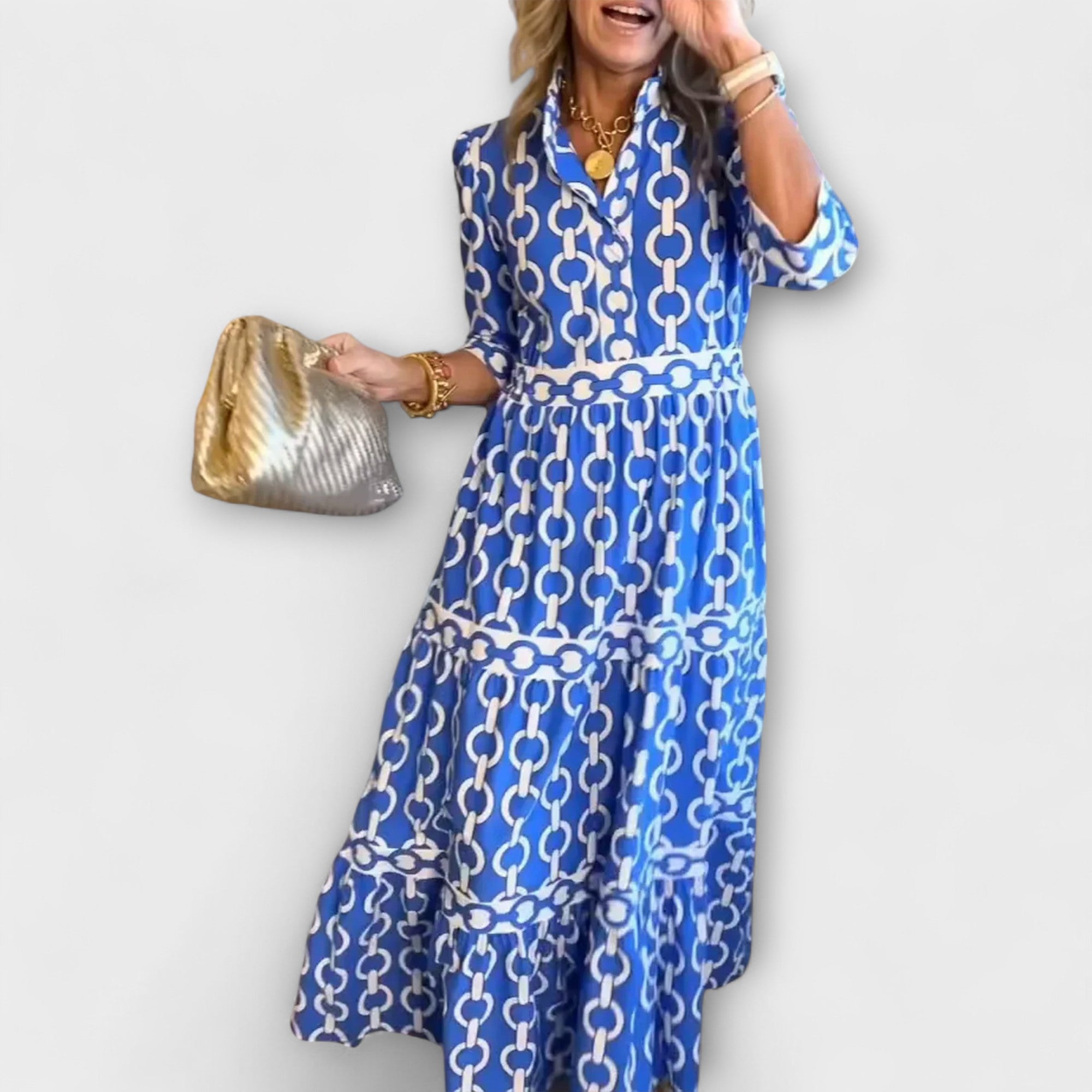 Robe midi Sophia de Danoir Paris avec motif chaîne bleu, tissu fluide et élégance moderne.