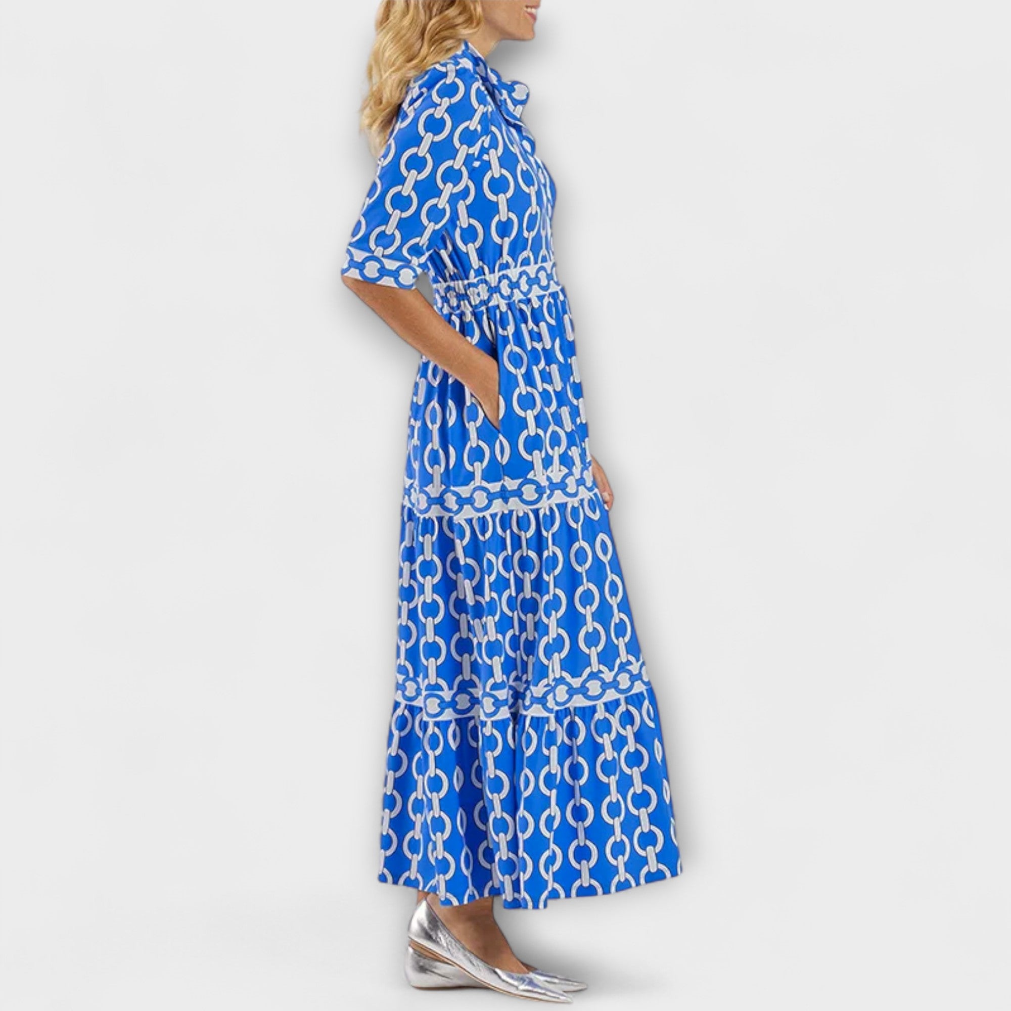 Robe midi Sophia de Danoir Paris avec motif chaîne bleu, tissu fluide et design élégant.