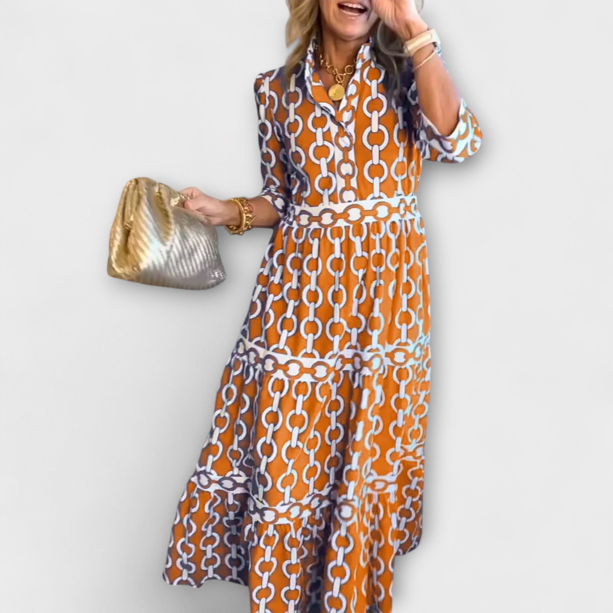 Robe midi Sophia de Danoir Paris avec motif chaîne bleu, tissu élégant et silhouette flatteuse.