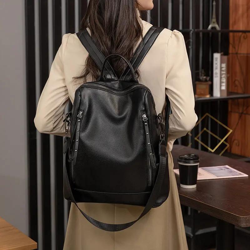 Sac à dos urbain chic Sienna de Danoir Paris, en cuir bleu avec poches élégantes et design moderne.