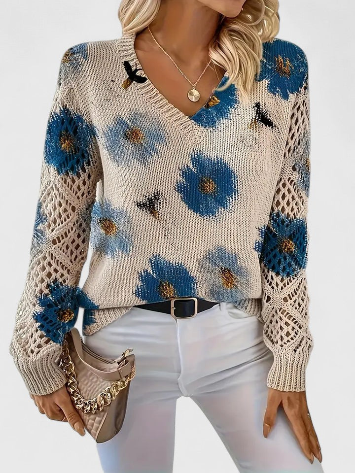 Cardigan léger floral Aurélie de Danoir Paris en bleu, détail des motifs floraux, coupe douce et élégante pour femme.