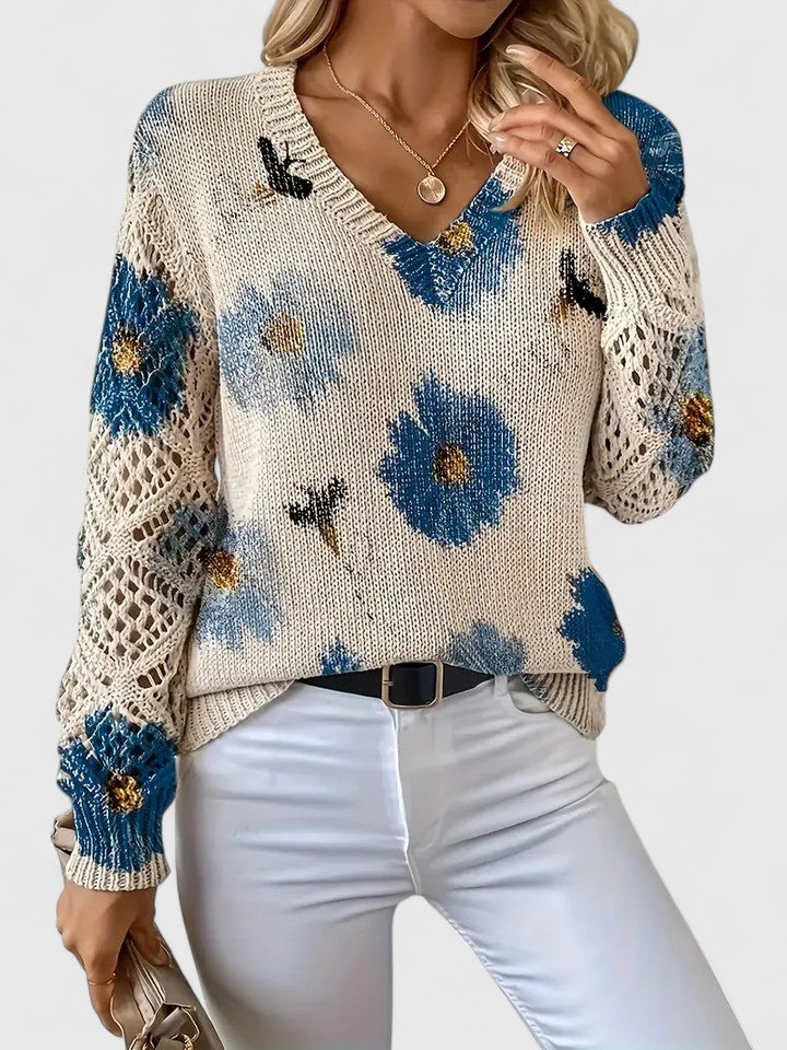 Cardigan léger à fleurs Aurélie de Danoir Paris, en bleu, porté sur un mannequin, détail des motifs floraux.
