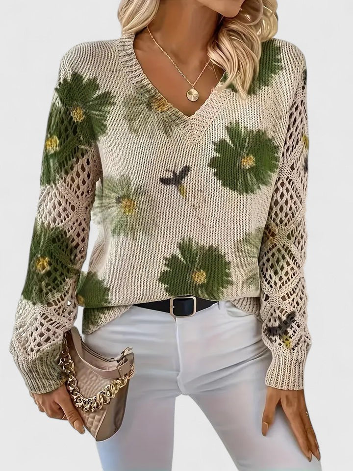 Cardigan léger à fleurs Aurélie de Danoir Paris, en tissu doux bleu, porté avec manches longues et motif floral élégant.