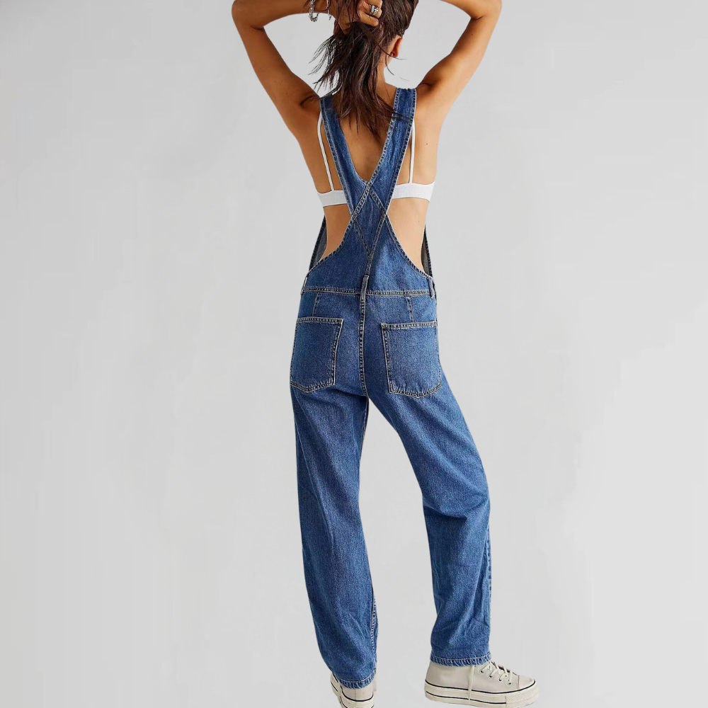 Combinaison en denim urbain Jacqui de Danoir Paris, vêtement bleu, coupe ajustée, style décontracté, vue de face sur fond blanc.
