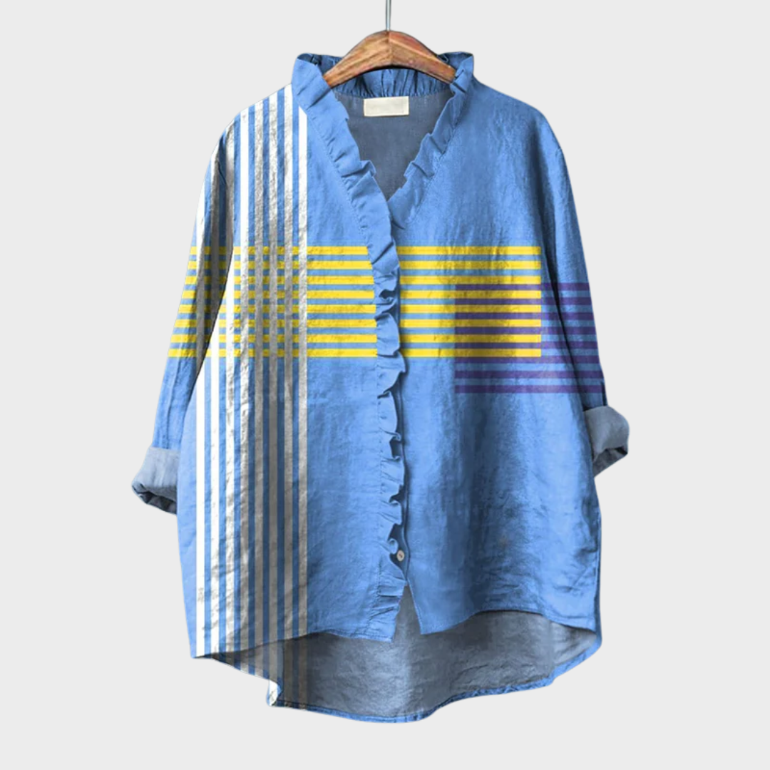 Blouse d'été élégante Tina de Danoir Paris, tissu léger et design chic, portée avec manches courtes et col classique.