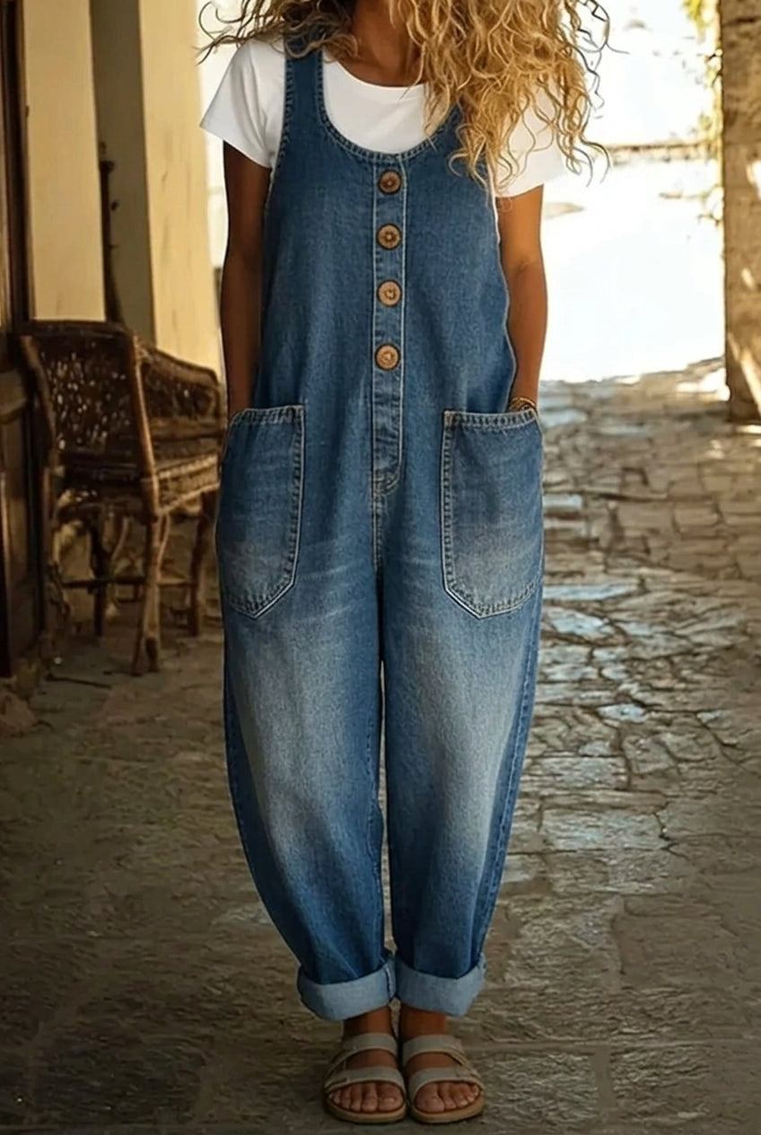 Tuta in denim di cotone vintage Lenna di Danoir Paris, elegante e comoda, mostrata su modella con dettagli di stile.