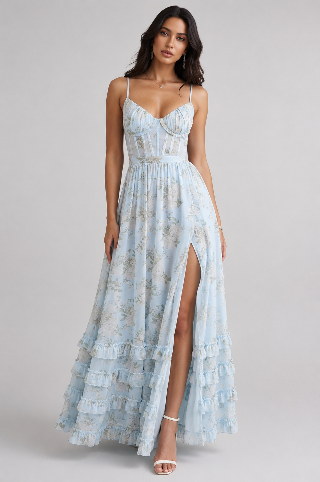 Violetta Danoir Paris silhouette sussurrante en bleu, sous-vêtements élégants en dentelle avec détails délicats.