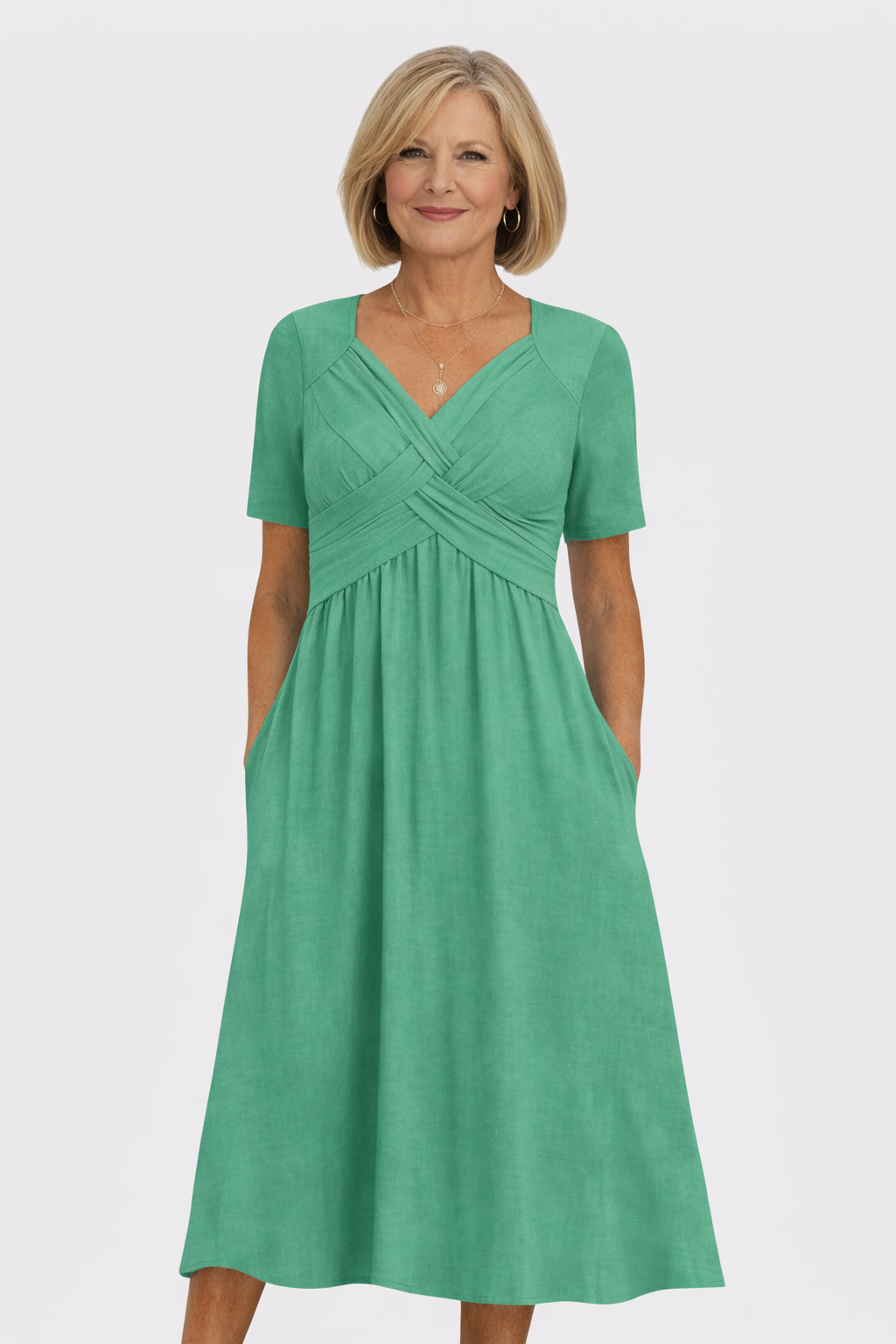Robe Amanda de Danoir Paris en bleu, coupe flatteuse, tissu léger, portant par un mannequin.