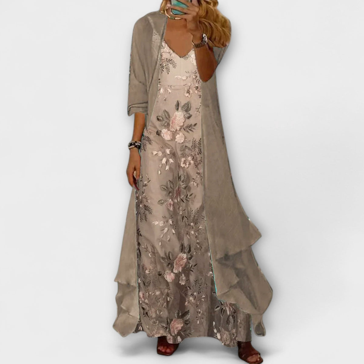 Robe maxi bleue Bryleigh de Danoir Paris, élégante et fluide, portée dans un style décontracté.
