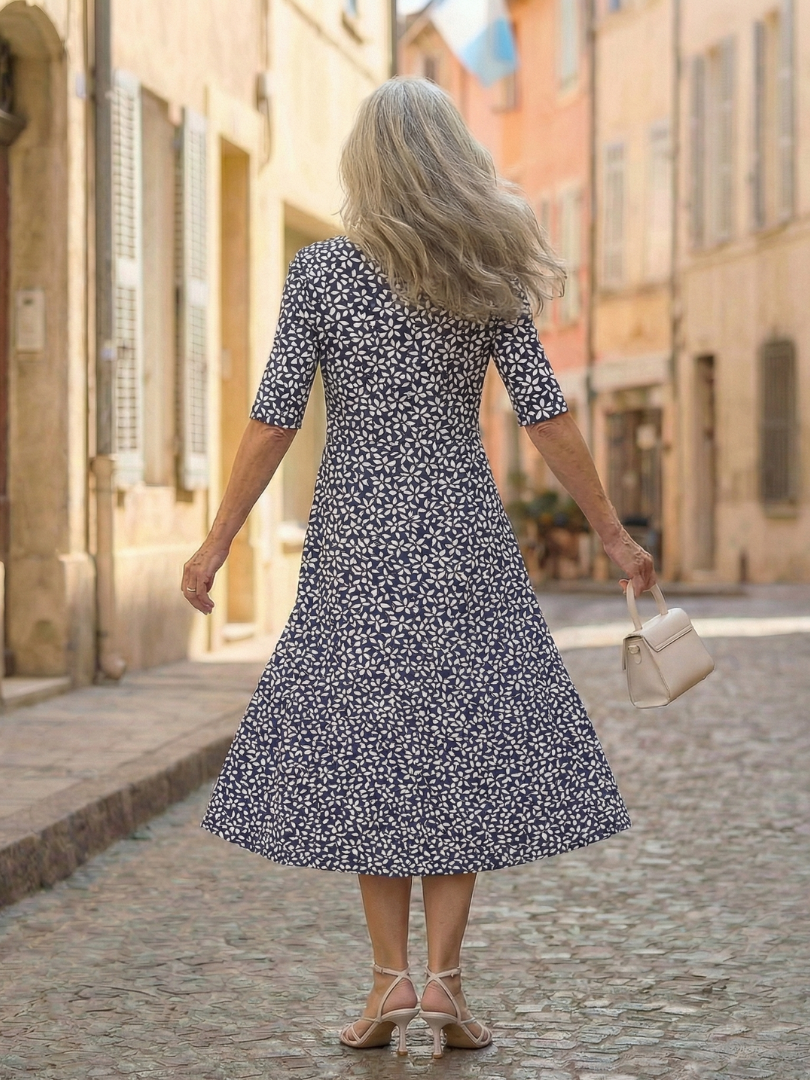 Robe Uriah à motif côtier de Danoir Paris, en tissu bleu avec un design élégant et confortable pour l'été.