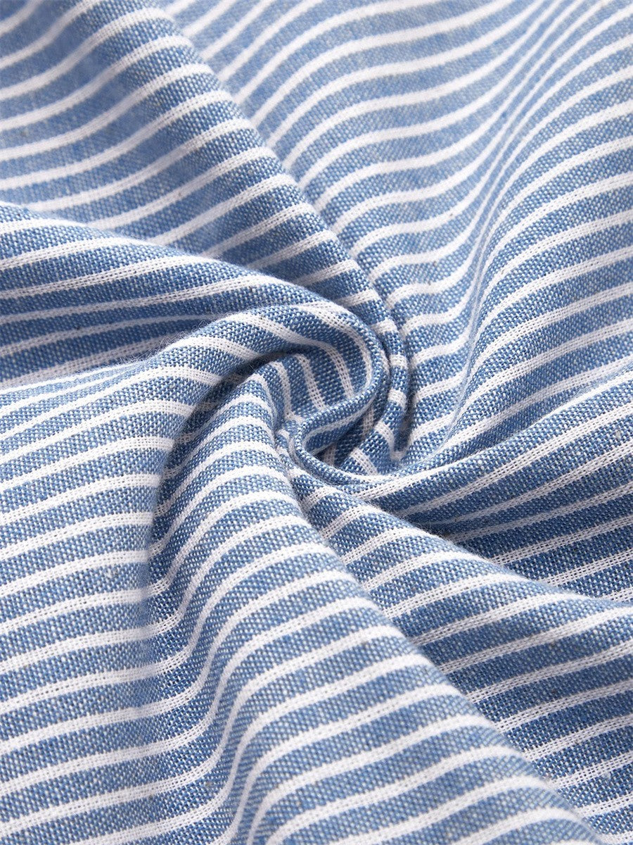 Robe d'été rayée Sofia™ de Danoir Paris, coupe légère, en tissu bleu avec bandes blanches, portée sur mannequin.