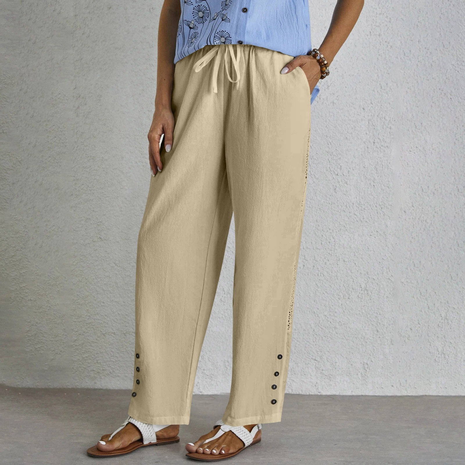 Pantalons relaxés Danoir Paris Shania avec boutons en tissu blanc, vue de face, style décontracté et tendance.