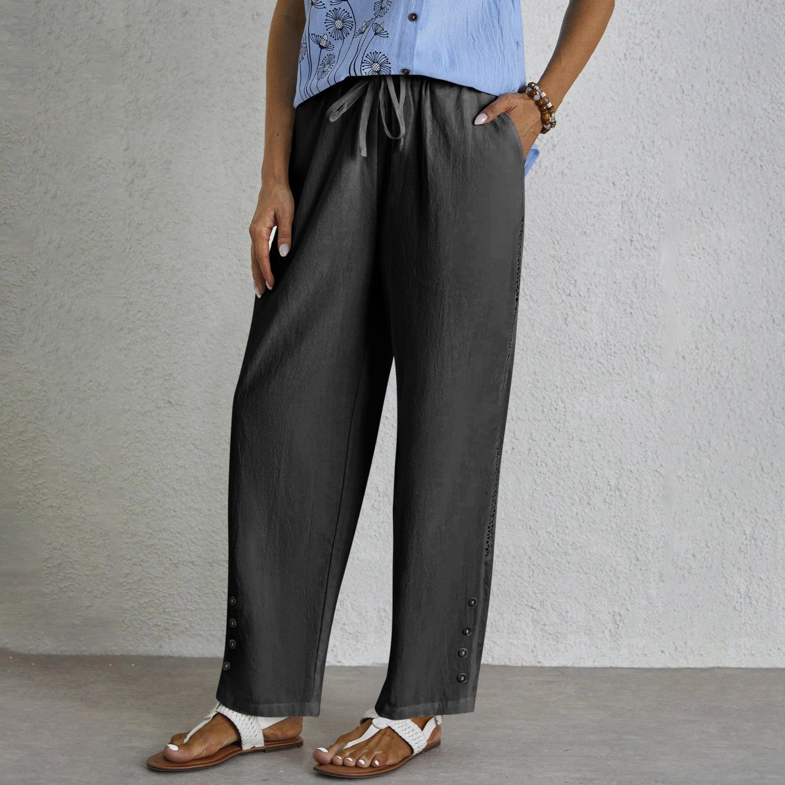 Pantalons relaxés Danoir Paris Shania avec boutons, couleur blanche, mode décontractée, visibles sur l'image.