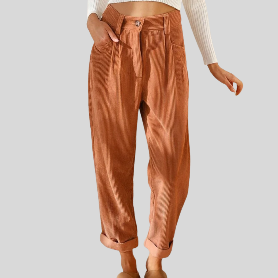 Pantalons casual intemporels Cassidy de Danoir Paris en couleur moutarde, vue de face, matière confortable et style décontracté.