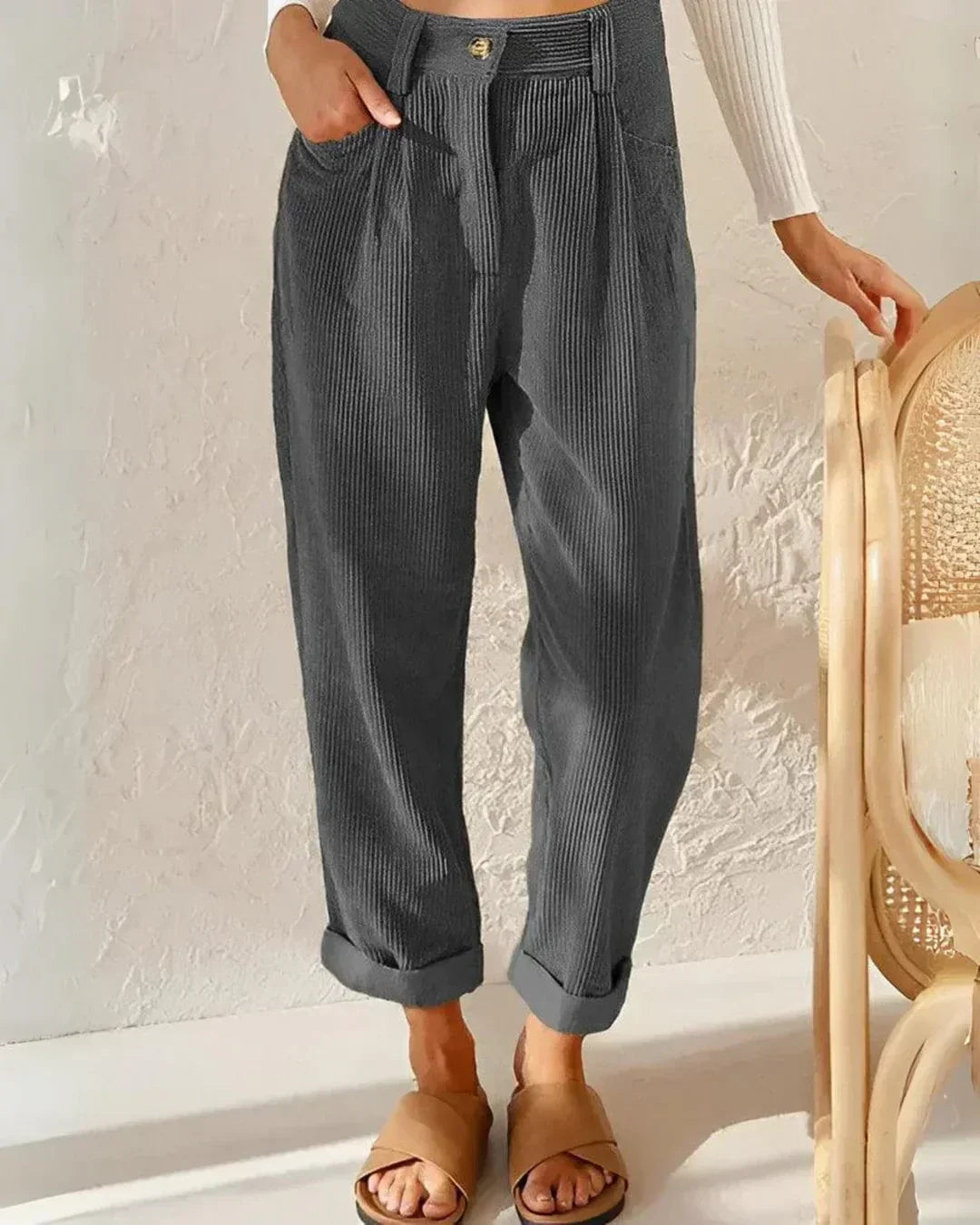 Pantalons casual intemporels Cassidy de Danoir Paris en moutarde, tissu confortable, vue de face, style décontracté.