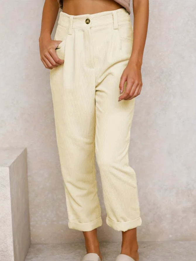 Pantalons casual intemporels Cassidy de Danoir Paris en moutarde, style décontracté, tissu confortable, vue de face.