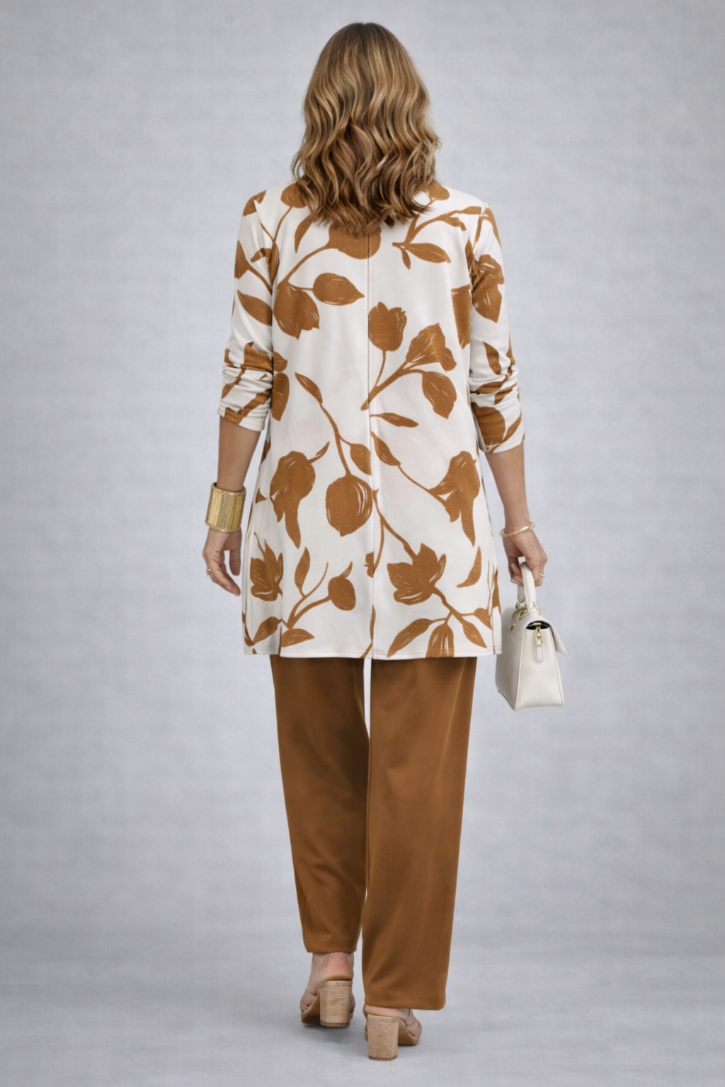 Ensemble de trois pièces Esmeray Danoir Paris en tissu marron, comprenant un haut, un pantalon et un kimono élégant.