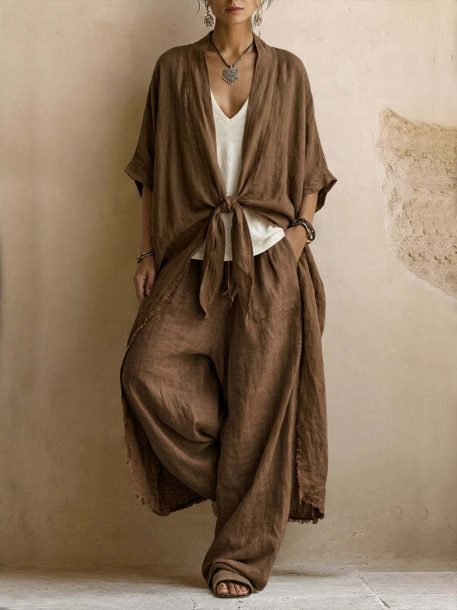 Ensemble deux pièces en lin oversize Kimono et pantalon large de Danoir Paris, couleur marron, portée avec look décontracté.
