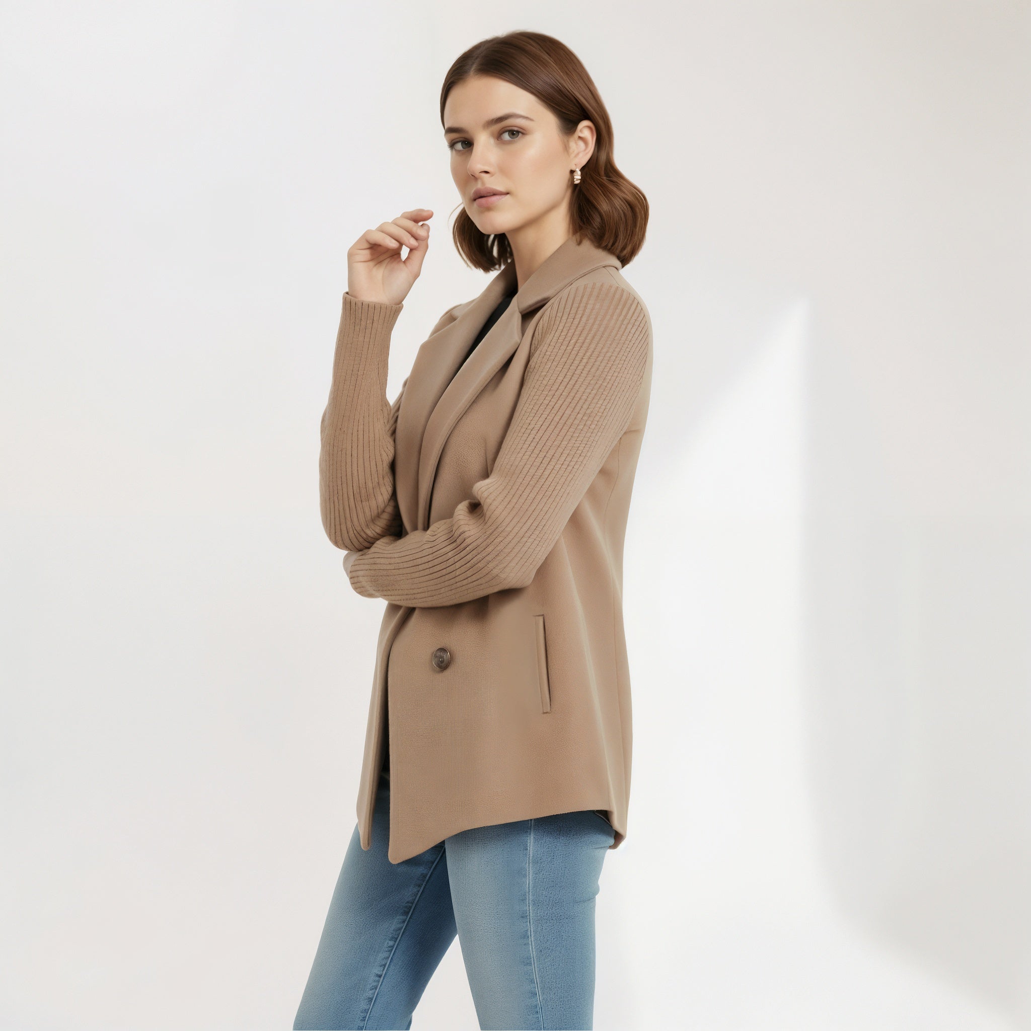 Blazer décontracté marron Danoir Paris pour femmes, coupe classique, porté sur un mannequin.